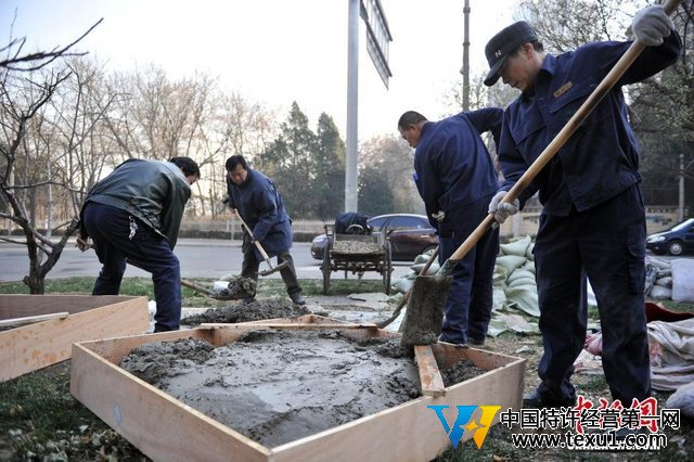 北京住人井被封死 井居男子搬進(jìn)崗?fù)ぐ采?圖)