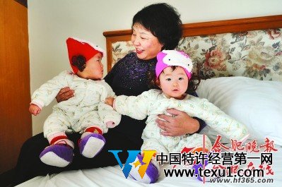 2011年1月30日，盛海琳給孩子戴上剛剛買來的新帽子，還有幾天就是新年，這是孩子們的第一個春節。