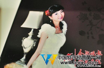 家中過道的格子里，至今還放著去世的女兒照片。