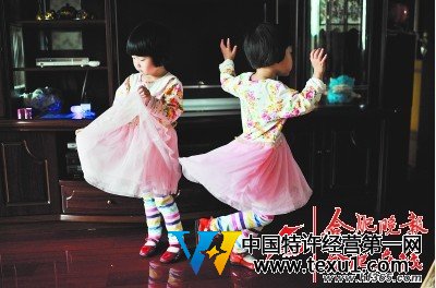 每次音樂響起，兩個小家伙就會快樂地舞蹈，而此時，她們的媽媽還在外地講課掙錢。