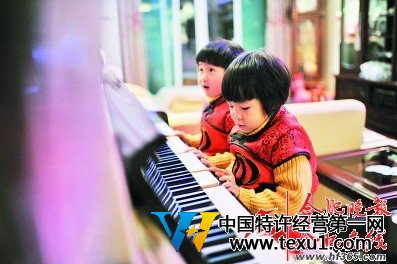 這架鋼琴是為姐姐買的，兩個小家伙偶爾也會爬上去亂彈一番。