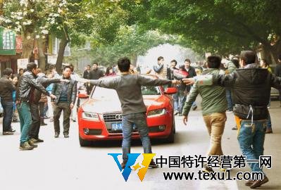 成都土豪羊肉160元一斤 食客冒雨邊罵邊吃圖 成都土豪羊肉160元一斤 食客冒雨邊罵邊吃圖