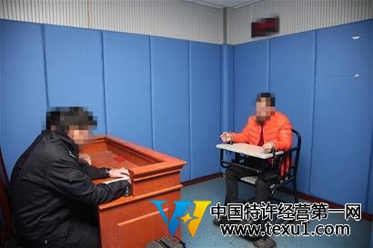 被抓的小偷30多歲，已經因為偷盜被軌道公交警方處理過多次。(警方供圖)