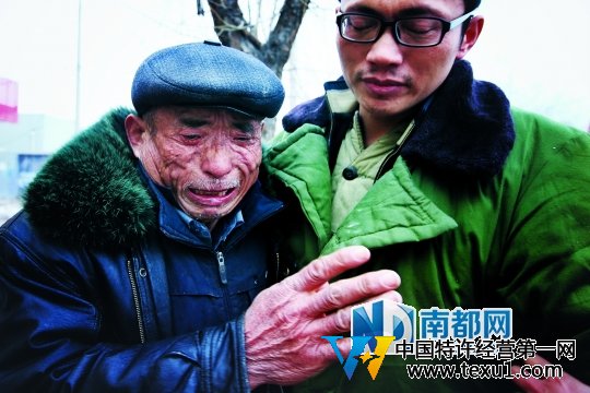 <p>    父親楊為華抱著走出看守所的楊波濤老淚縱橫。C FP供圖</p>