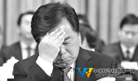 副部級(jí)干部，曾任南京市市長(zhǎng)的季建業(yè)2013年10月16日因經(jīng)濟(jì)問題被中紀(jì)委“雙規(guī)”。季擁有“法學(xué)博士”學(xué)位，他總是將自己塑造成“學(xué)者型官員”，在其身上一直交織著官學(xué)利益勾連的魅影。