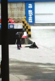 彭智被打后倒地(圖據網絡)