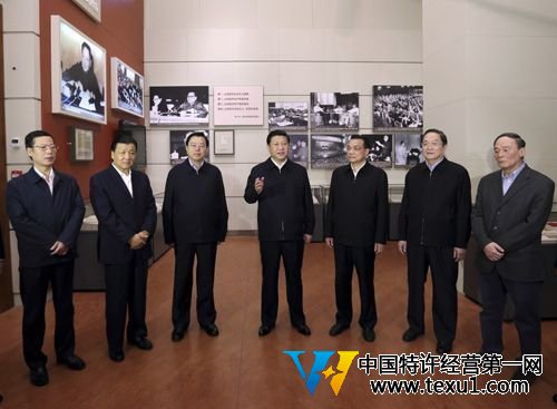 在十八大后常委的第一次集體參觀時，五人穿夾克，兩人穿西裝，穿西裝的兩人也都選擇襯衣第一粒扣子敞開，不打領帶。