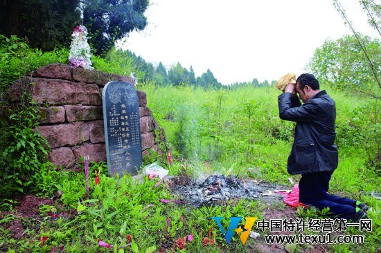 ▲今年清明節(jié)，王本余在祖墳前拜祭父母