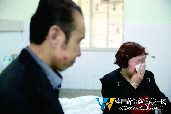 ▲說(shuō)到王本余的遭遇，妹妹王秀蘭傷心流淚