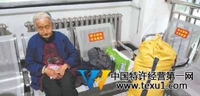 在濟(jì)南東站候車廳內(nèi)，老人帶著自己的行李，孤獨(dú)地等待著夜晚回程的列車。韓笑/攝