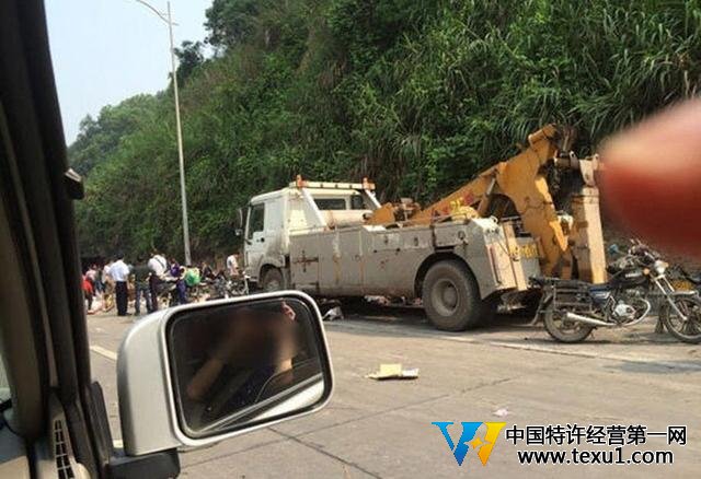 貨車在福建側(cè)翻2000件酸奶遭哄搶 市民稱不搶是傻子