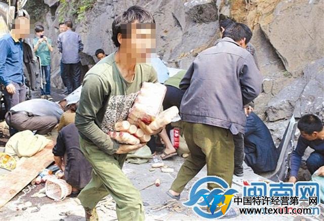 貨車在福建側(cè)翻2000件酸奶遭哄搶 市民稱不搶是傻子