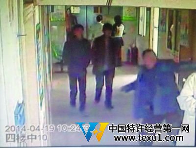 監(jiān)控顯示,3人參與毆打了劉永勝醫(yī)生。視頻截圖