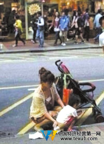 內(nèi)地小孩香港街頭小便引沖突