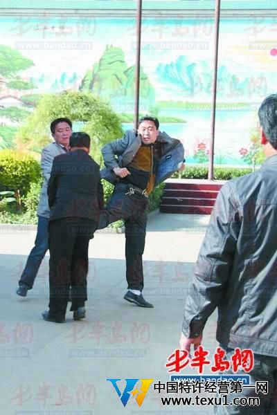 河北柏鄉縣環保官員發生爭執。