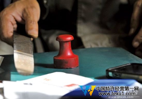 陶云江說，用銼刀刻章，能刻嗎？  攝影：本報記者 李進紅