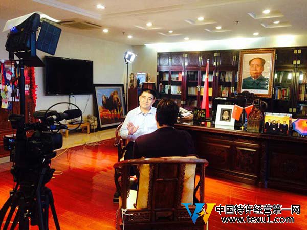 陳光標在辦公室內接受荷蘭國際新聞電視臺駐北京記者的采訪