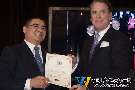 高質量的新聞需要深入調查和持續投入。請您使用下面的鏈接將澎湃新聞的這篇文章分享給別人。如有更多合作需求,請查看我們的版權頁信息或給support@thepaper.cn發郵件。http://thepaper.cn/newsDetail_forward_12547466月25日,陳光標現身紐約中央公園船屋免費宴請美國流浪漢。在宴請現場,一位來自于中國全球合作基金會的主席唐納修向其頒發“世界首善”榮譽稱號。來自澎湃新聞thepaper.cn