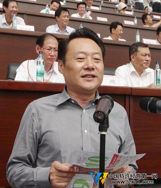 安慶市委書記拿日歷寫講稿 會場礦泉水35元一瓶