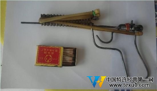 買一包安全火柴，從火柴盒側面刮取的赤磷，就足夠做20支小型拉火管。(觀察者網)