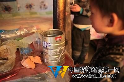 王鵬、王賀兩兄弟在家中玩耍。 王鵬、王賀兩兄弟在家中玩耍。