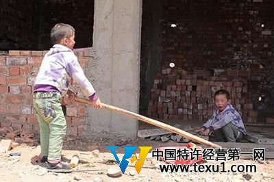 王鵬、王賀兩兄弟在自家的建房工地上玩耍。 王鵬、王賀兩兄弟在自家的建房工地上玩耍。