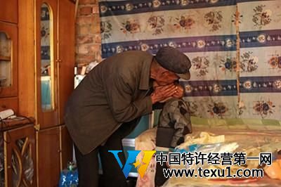 2014年,甘肅岷縣,外公將兩兄弟中的王賀攬?jiān)趹牙铩?澎湃新聞 鄭志成 圖 2014年,甘肅岷縣,外公將兩兄弟中的王賀攬?jiān)趹牙铩?澎湃新聞 鄭志成 圖