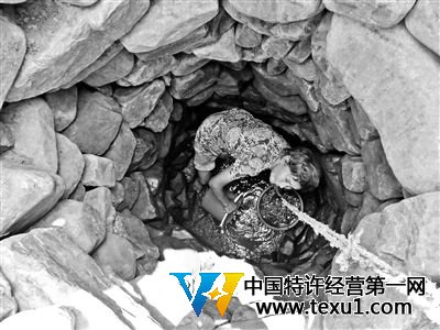 河南大旱領(lǐng)導(dǎo)下鄉(xiāng)送水拍照錄像后走人