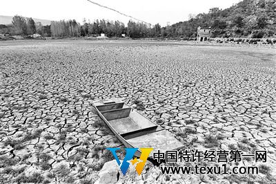 河南大旱領(lǐng)導(dǎo)下鄉(xiāng)送水拍照錄像后走人