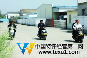 網友稱儀征市委書記程希(中)騎摩托車下鄉沒戴頭盔 微博截圖