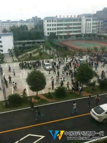 學(xué)校停車場上場面一度混論不堪。