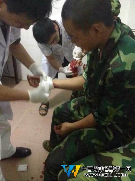 受傷學(xué)生在醫(yī)院接受包扎治療。