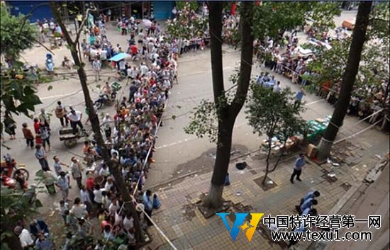 8月25日，南充城郊瀠溪鎮，一名算命先生被人殺死在大街上。經調查，兇手是一個修行十余年的還俗僧人，當年正是算命先生的一卦讓嫌犯遁入空門。