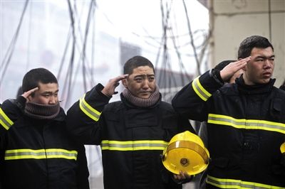 多位領導排著隊滅火,消防卻成了“協助指揮”。