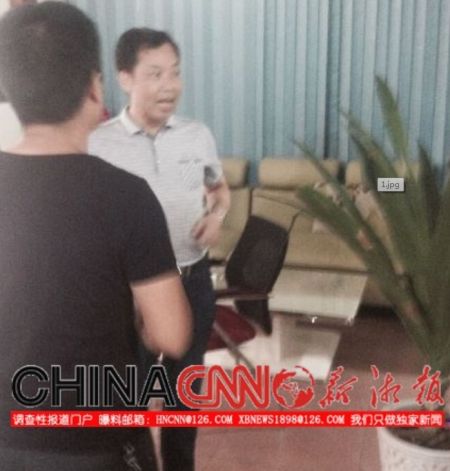 耒陽(yáng)市文聯(lián)主席熊艾春在耒陽(yáng)社區(qū)網(wǎng)站辦公室“討要說(shuō)法”。