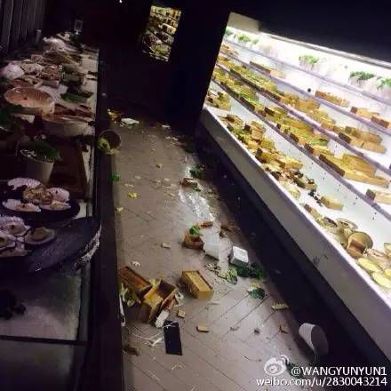 令人發指！火鍋店服務員與女顧客起爭執，竟將一鍋滾湯澆在她頭上！ 