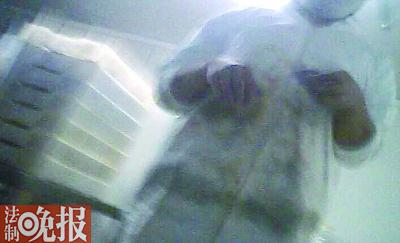 工人做面點時打死老鼠