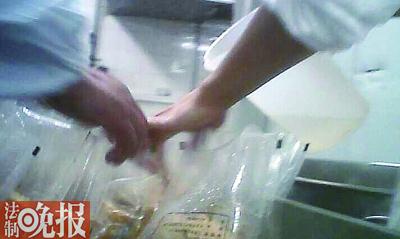 工人做面點時打死老鼠