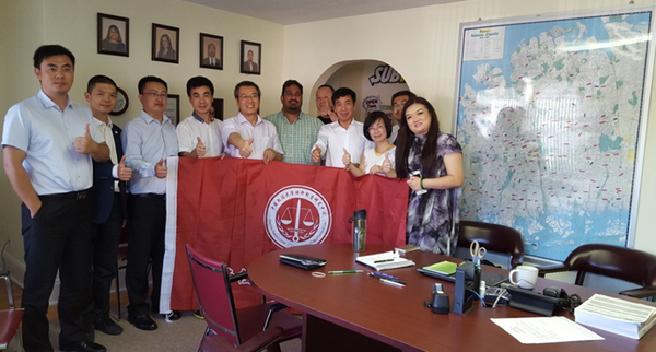 賽百味與第一同學會合影