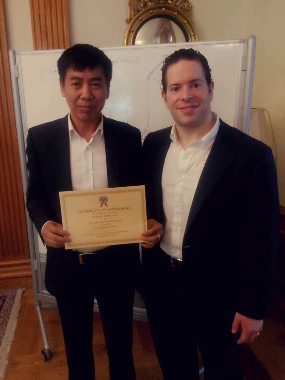 哈弗商學(xué)院的結(jié)業(yè)證書合影