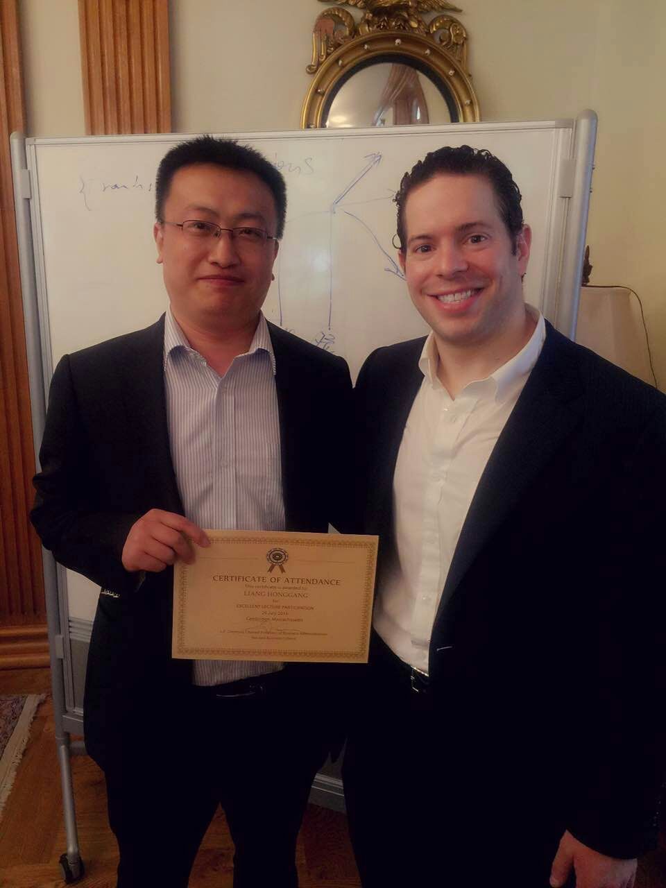 哈弗商學(xué)院的結(jié)業(yè)證書合影