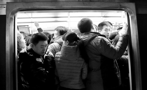 坐地鐵保護(hù)好頭部