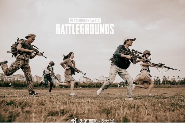 養眼!大學生吃雞畢業照走紅網絡(圖賞)