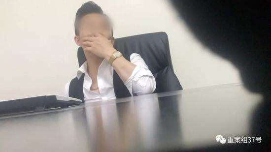 ▲4月26日,“巨鵬國際“公司一位工作人員在面試記者。 圖/新京報我們視頻暗訪組